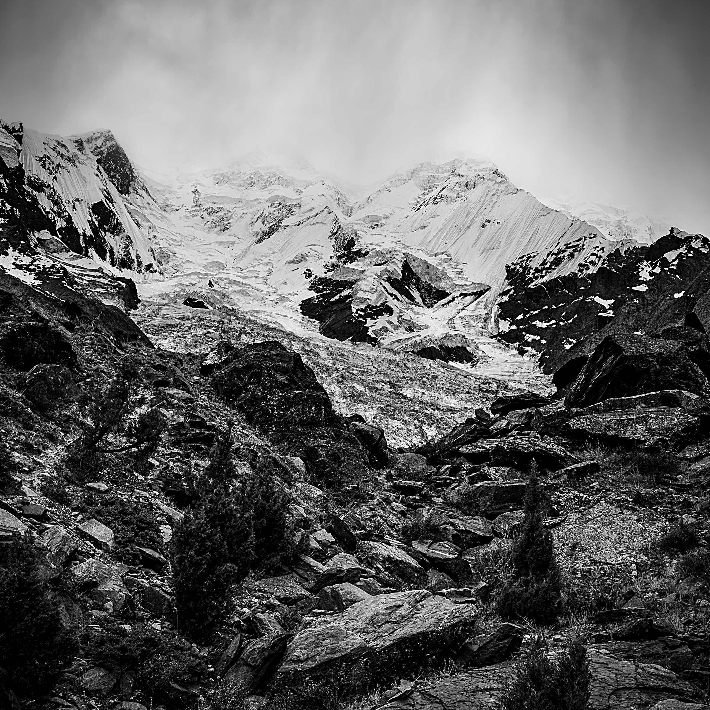 Abbildung: Schwarz-Weiss-Foto "Rakaposhi halb verhüllt", Blogbeitrag "Karge Schönheit – der Norden Pakistans" – Blog: Fotografische Exkursionen