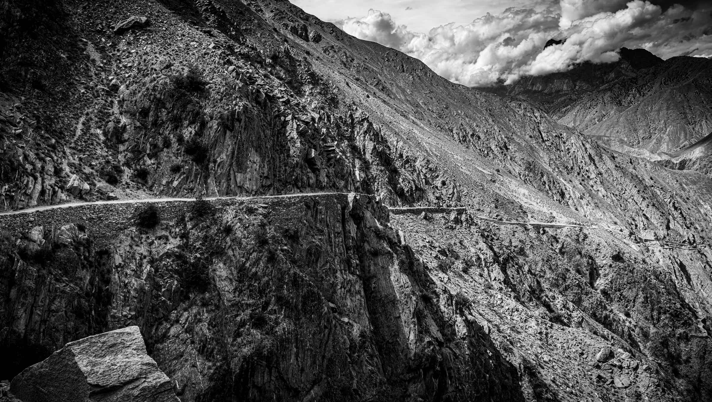 Abbildung: Schwarz-Weiss-Foto "Der halsbrecherische Pfad nach Fairy Meadows", Blogbeitrag "Karge Schönheit – der Norden Pakistans" – Blog: Fotografische Exkursionen