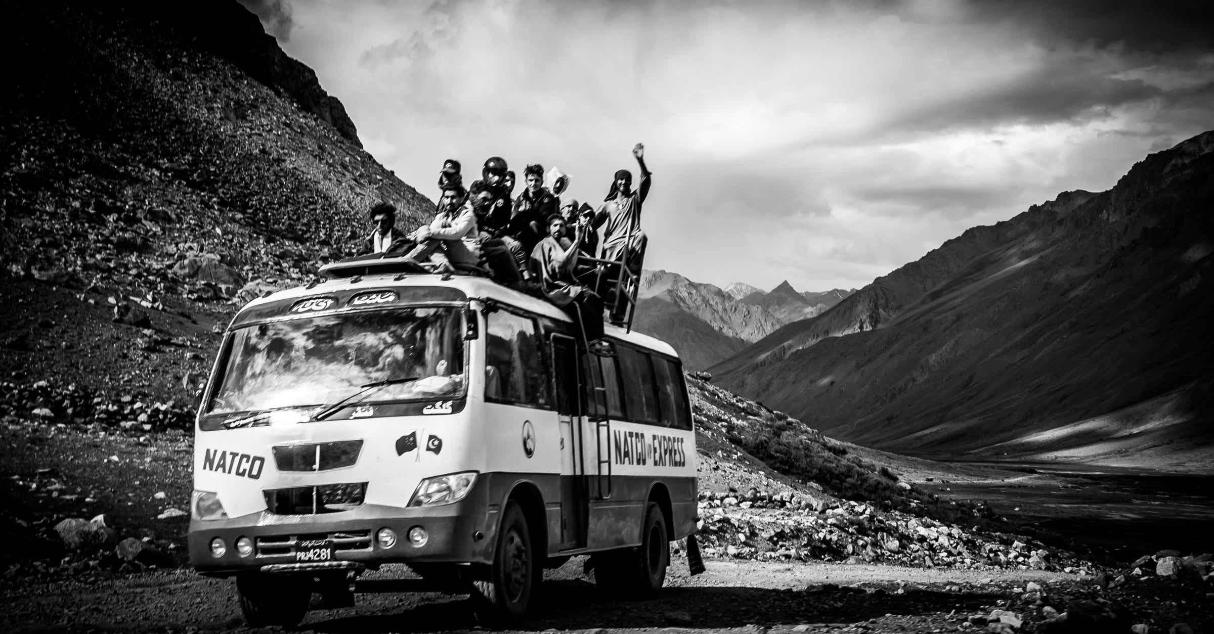 Abbildung: Schwarz-Weiss-Foto "Gilgit-Baltistan, kurz vor dem Shandur Pass", Blogbeitrag "Karge Schönheit – der Norden Pakistans" – Blog: Fotografische Exkursionen