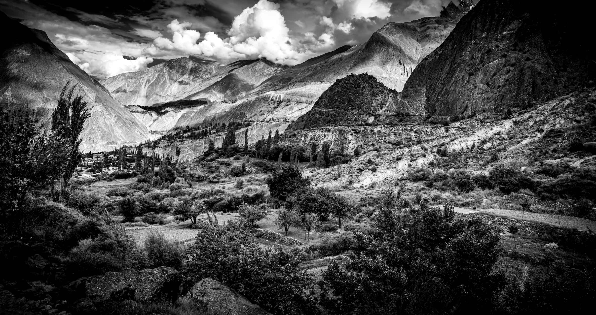 Abbildung: Schwarz-Weiss-Foto "Hunza Valley", Blogbeitrag "Karge Schönheit – der Norden Pakistans" – Blog: Fotografische Exkursionen