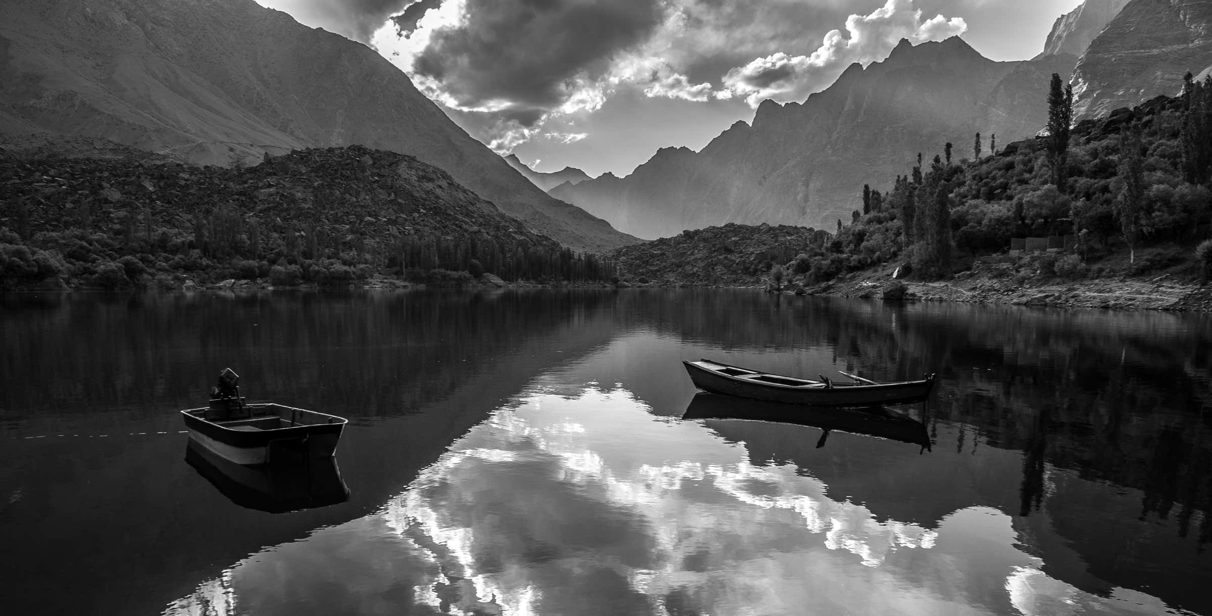 Abbildung: Schwarz-Weiss-Foto "Upper Kachura Lake, Skardu", Blogbeitrag "Karge Schönheit – der Norden Pakistans" – Blog: Fotografische Exkursionen