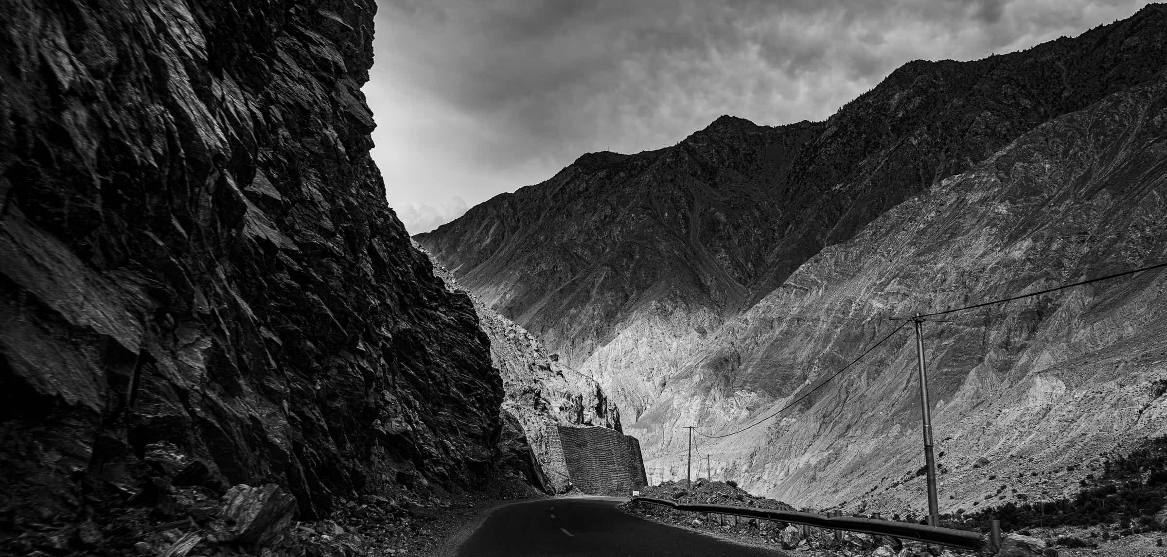 Abbildung: Schwarz-Weiss-Foto "Karakorum Highway, Hunza", Blogbeitrag "Karge Schönheit – der Norden Pakistans" – Blog: Fotografische Exkursionen