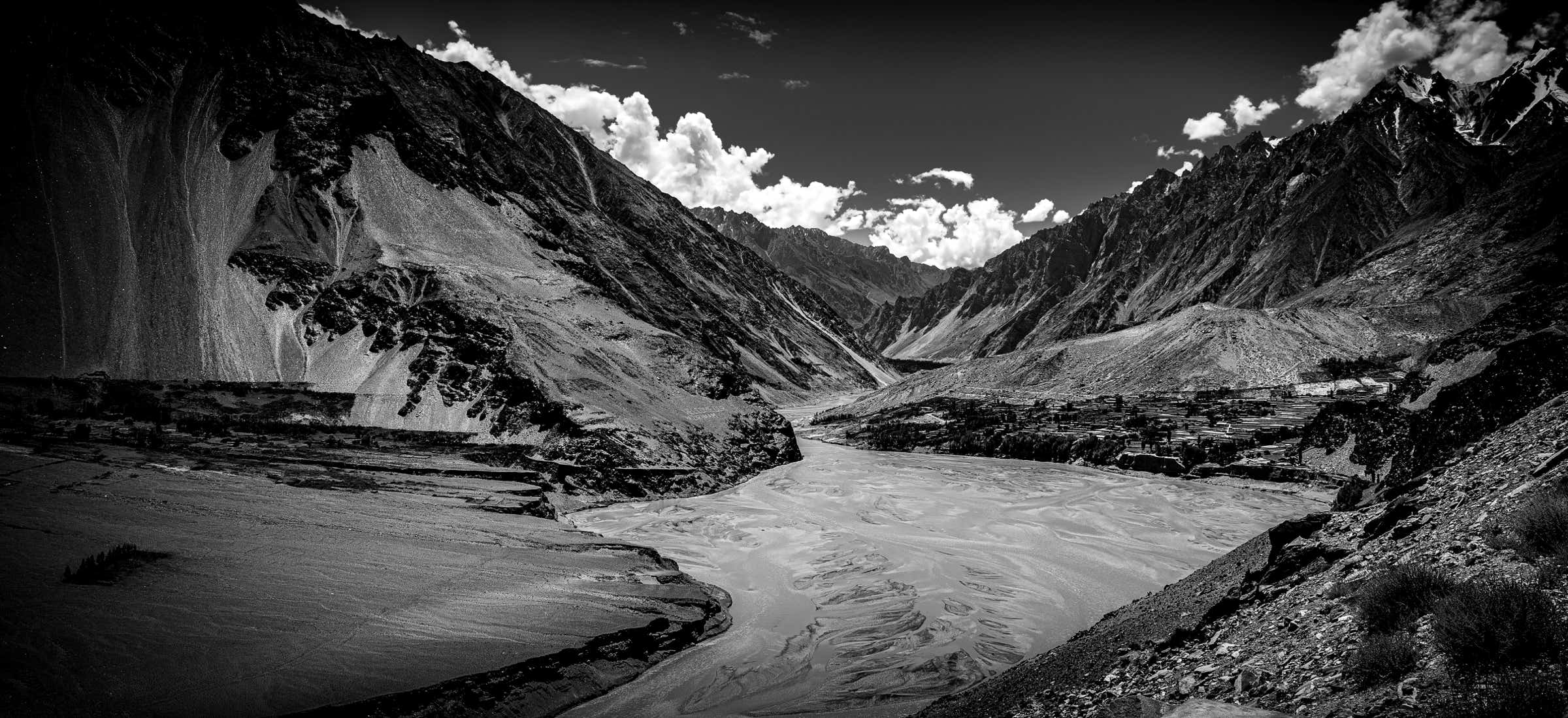 Abbildung: Schwarz-Weiss-Foto "Entlang des Karakorum Highway", Blogbeitrag "Karge Schönheit – der Norden Pakistans" – Blog: Fotografische Exkursionen