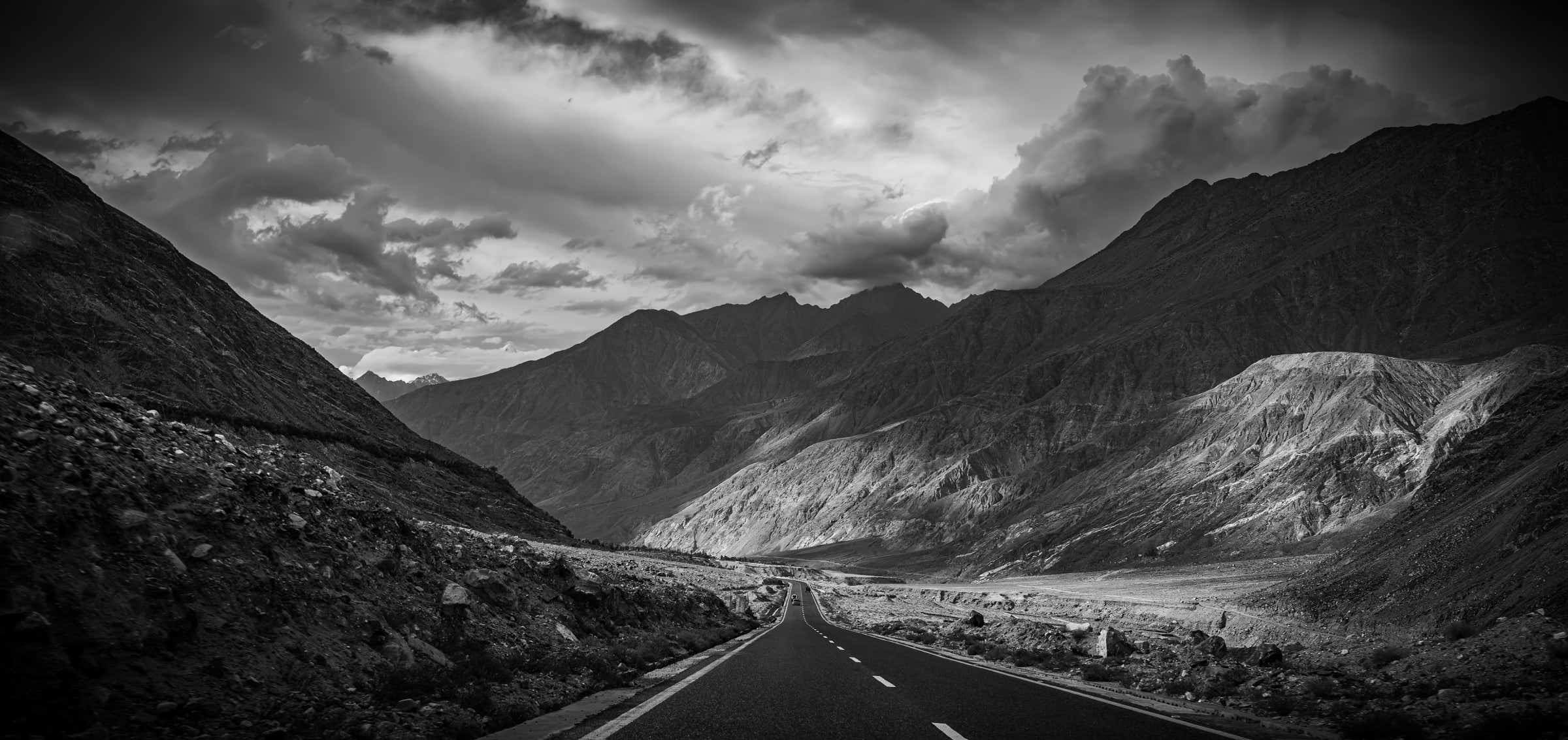 Abbildung: Schwarz-Weiss-Foto "Hunza, Karakorum Highway "Karge Schönheit – der Norden Pakistans" – Blog: Fotografische Exkursionen