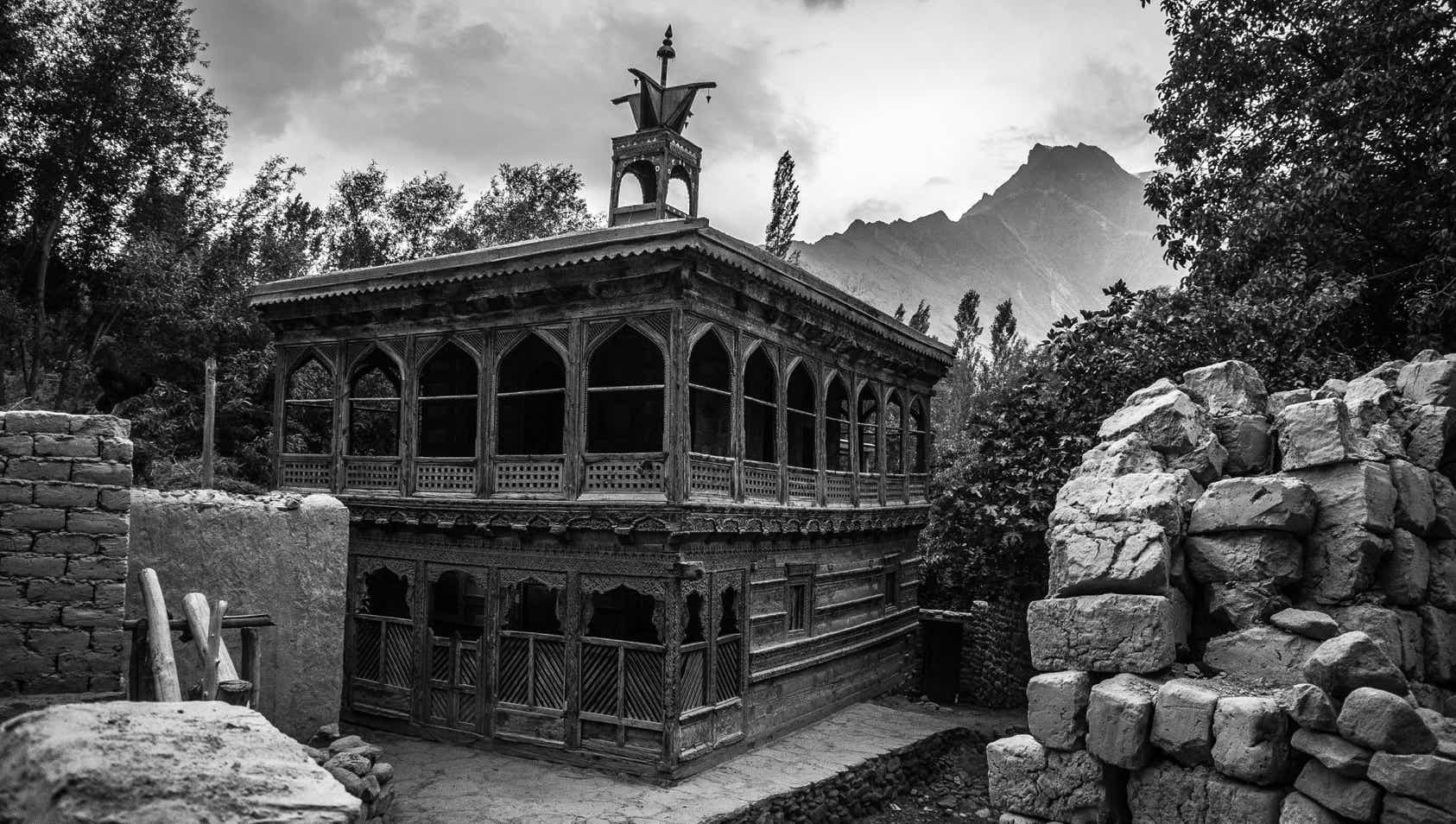 Abbildung: Schwarz-Weiss-Foto "Moschee in Shigar, Skardu", Blogbeitrag "Karge Schönheit – der Norden Pakistans" – Blog: Fotografische Exkursionen