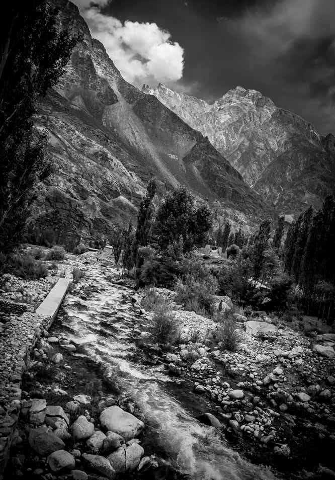 Abbildung: Schwarz-Weiss-Foto "Skardu", Blogbeitrag "Karge Schönheit – der Norden Pakistans" – Blog: Fotografische Exkursionen