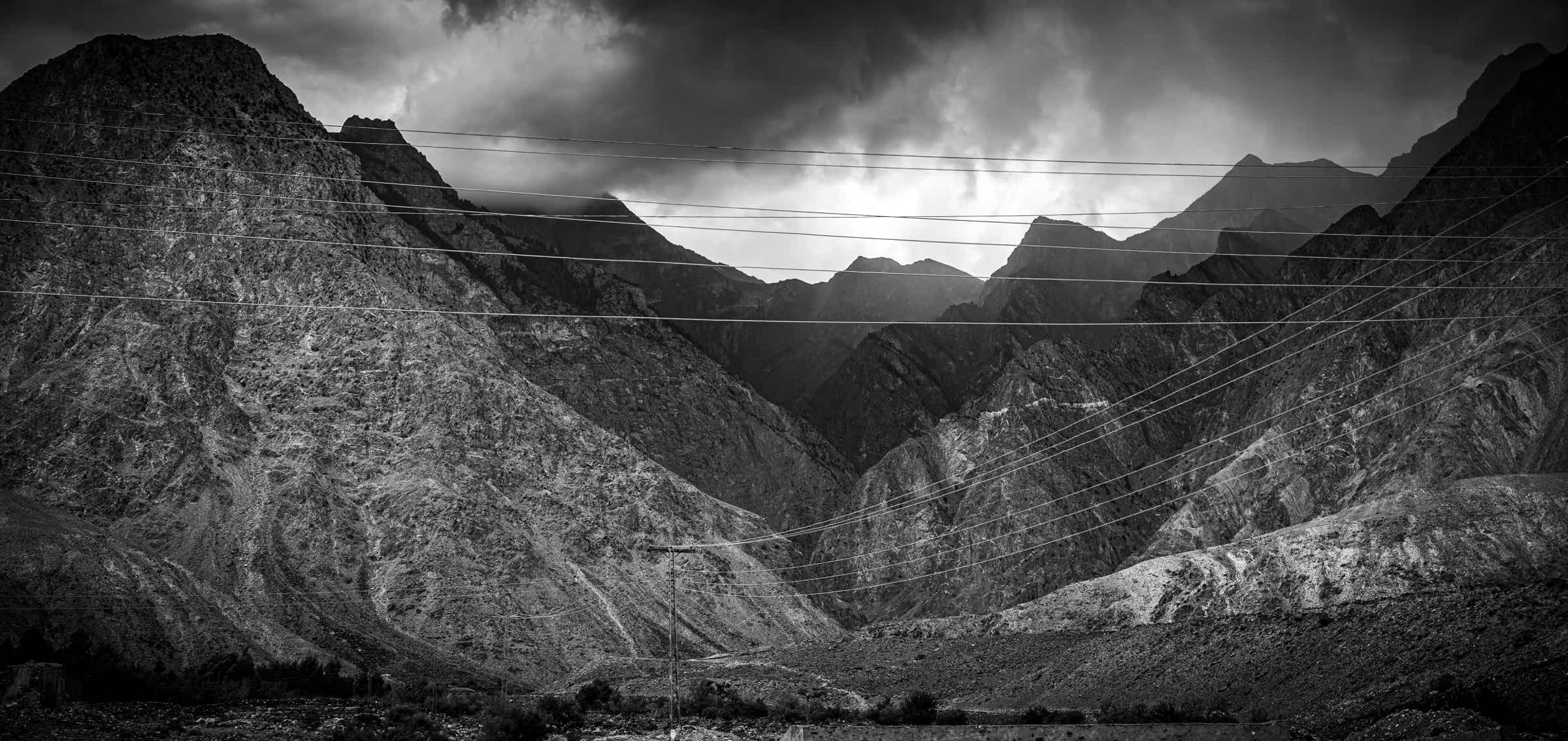 Abbildung: Schwarz-Weiss-Foto "Auf dem Karakorum Highway, kurz vor Gilgit", Blogbeitrag "Karge Schönheit – der Norden Pakistans" – Blog: Fotografische Exkursionen