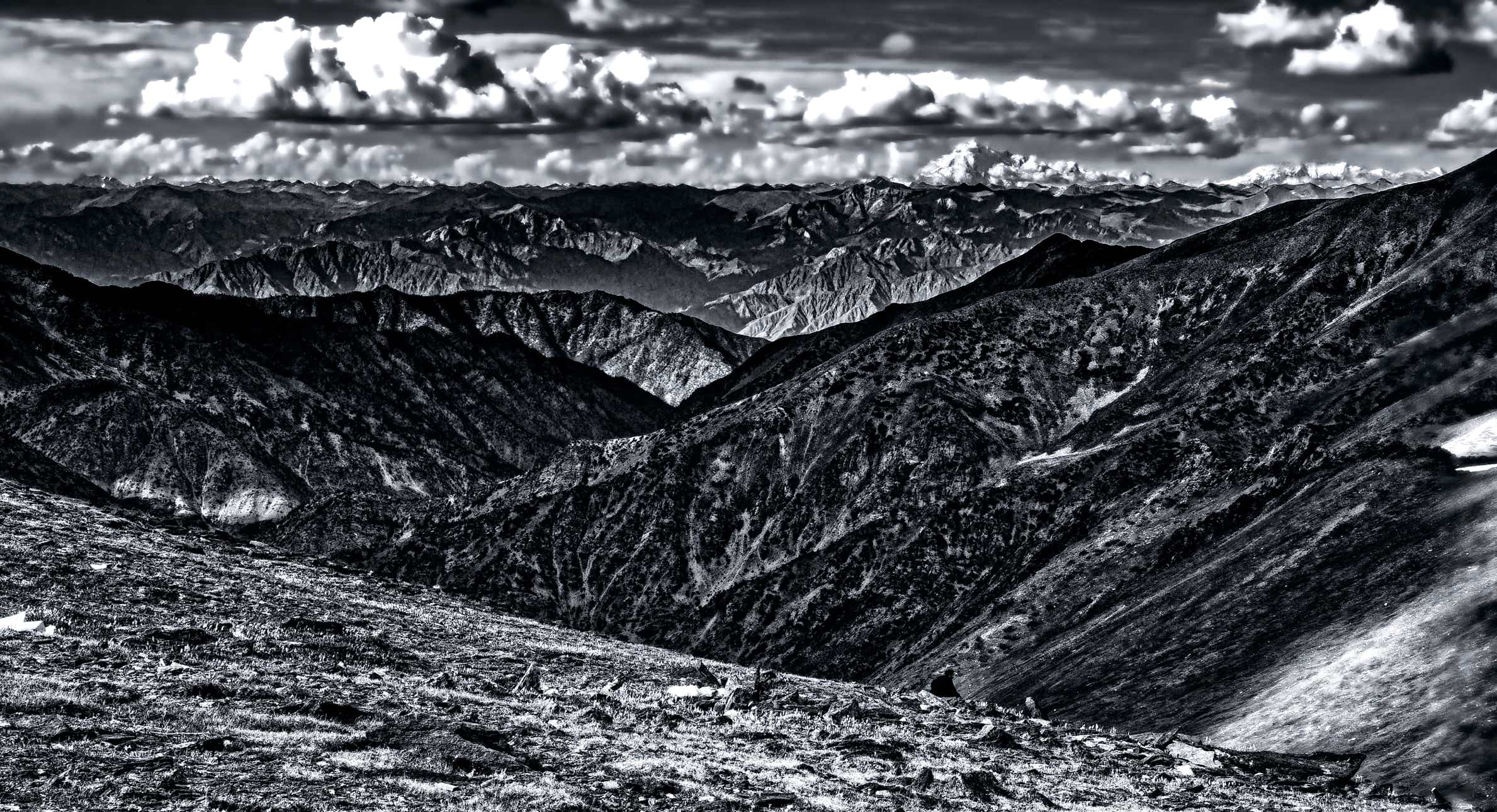 Abbildung: Schwarz-Weiss-Foto "Babusar Pass Blick nach Norden", Blogbeitrag "Karge Schönheit – der Norden Pakistans" – Blog: Fotografische Exkursionen