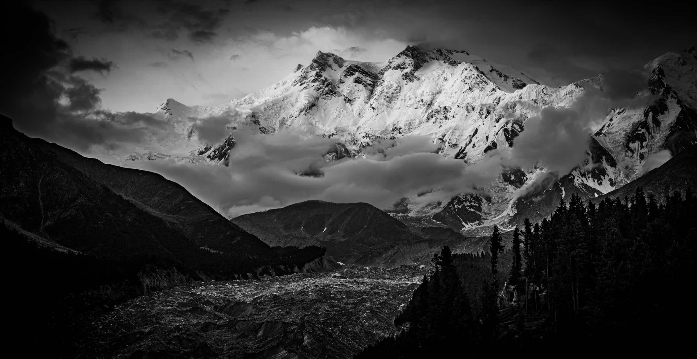 Abbildung: Schwarz-Weiss-Foto "Nanga Partbat von Fairy Meadows aus gesehen", Blogbeitrag "Karge Schönheit – der Norden Pakistans" – Blog: Fotografische Exkursionen