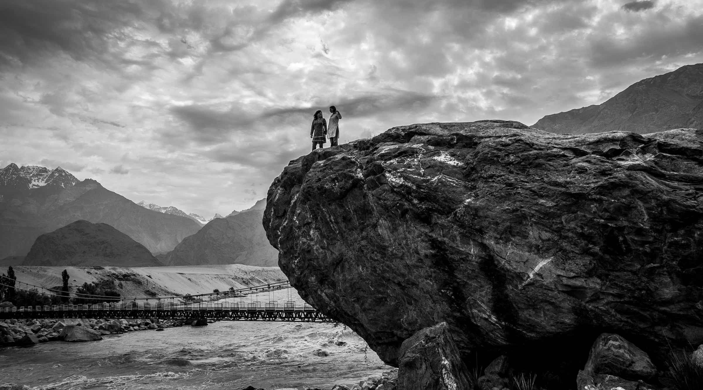 Abbildung: Schwarz-Weiss-Foto "Skardu", Blogbeitrag "Karge Schönheit – der Norden Pakistans" – Blog: Fotografische Exkursionen