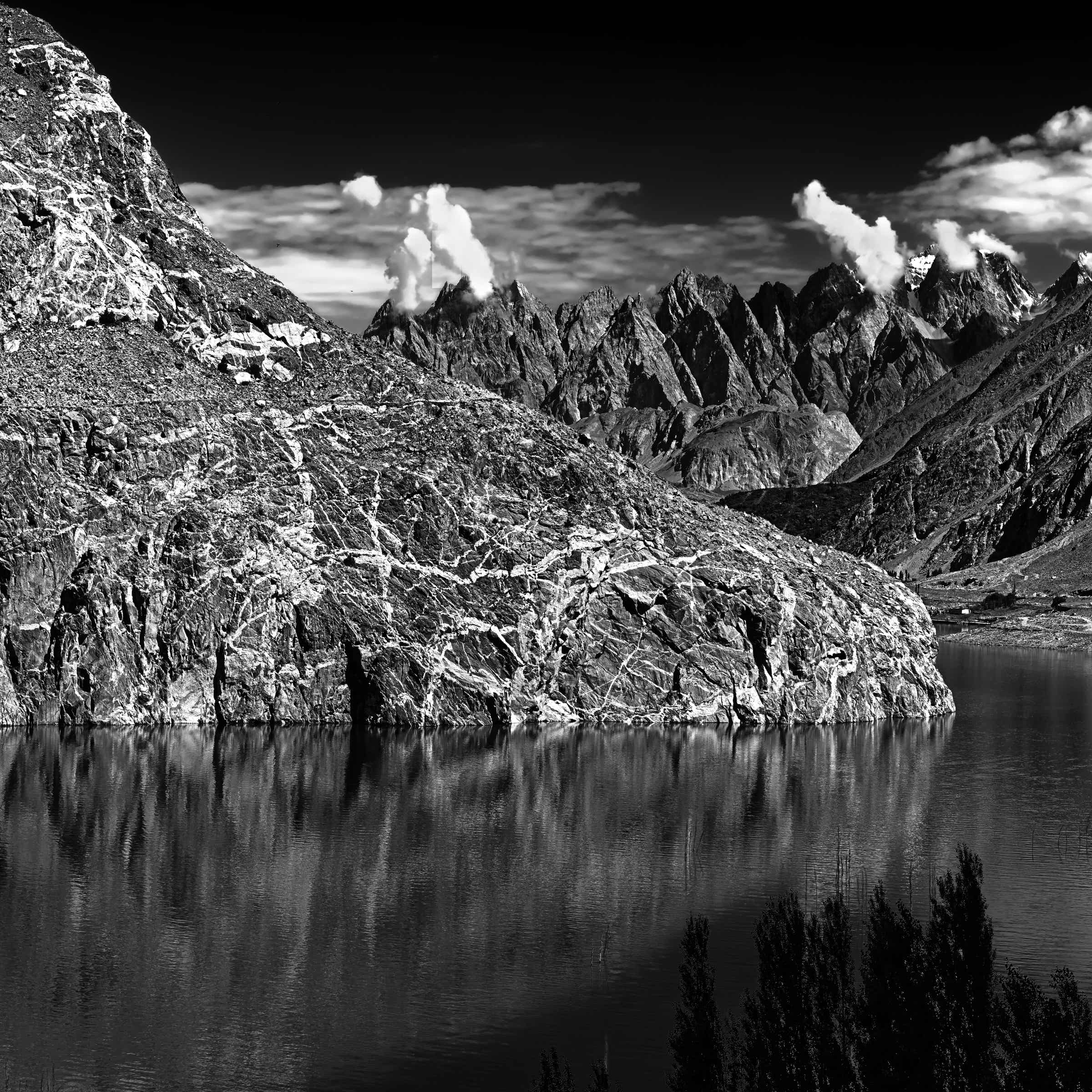 Abbildung: Schwarz-Weiss-Foto "Attabad Lake", Blogbeitrag "Karge Schönheit – der Norden Pakistans" – Blog: Fotografische Exkursionen