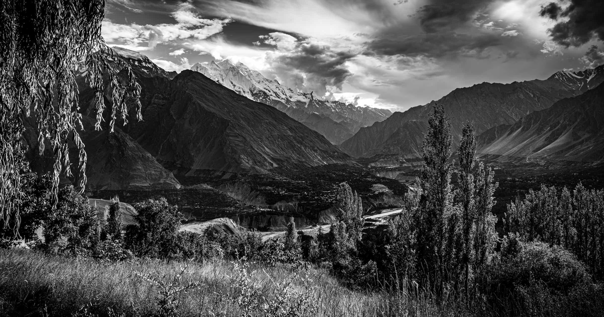 Abbildung: Schwarz-Weiss-Foto "Hunza Valley mit Blick auf Rakaposhi", Blogbeitrag "Karge Schönheit – der Norden Pakistans" – Blog: Fotografische Exkursionen