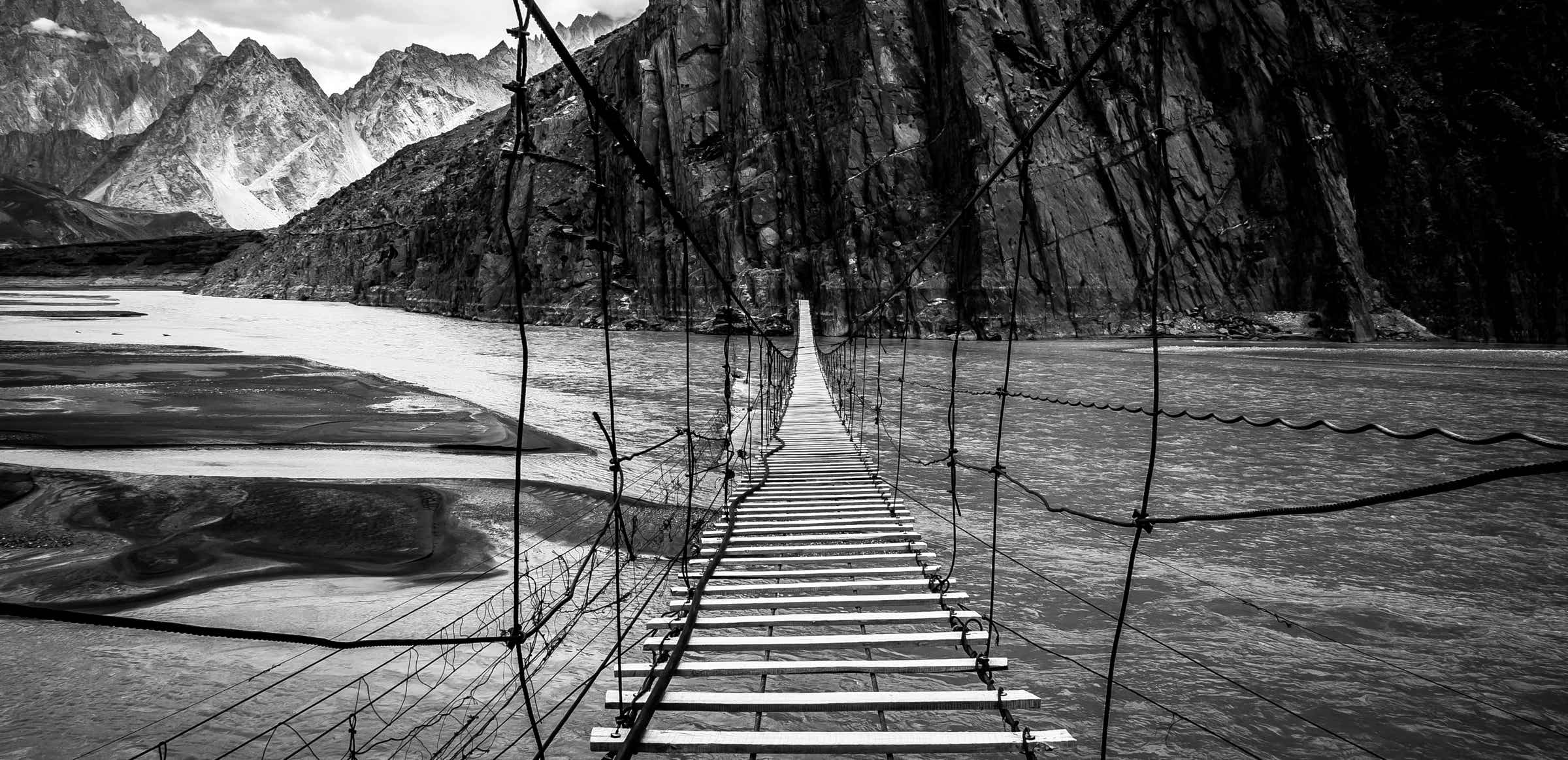 Abbildung: Schwarz-Weiss-Foto "Hussaini Bridge, Northern Hunza", Blogbeitrag "Karge Schönheit – der Norden Pakistans" – Blog: Fotografische Exkursionen