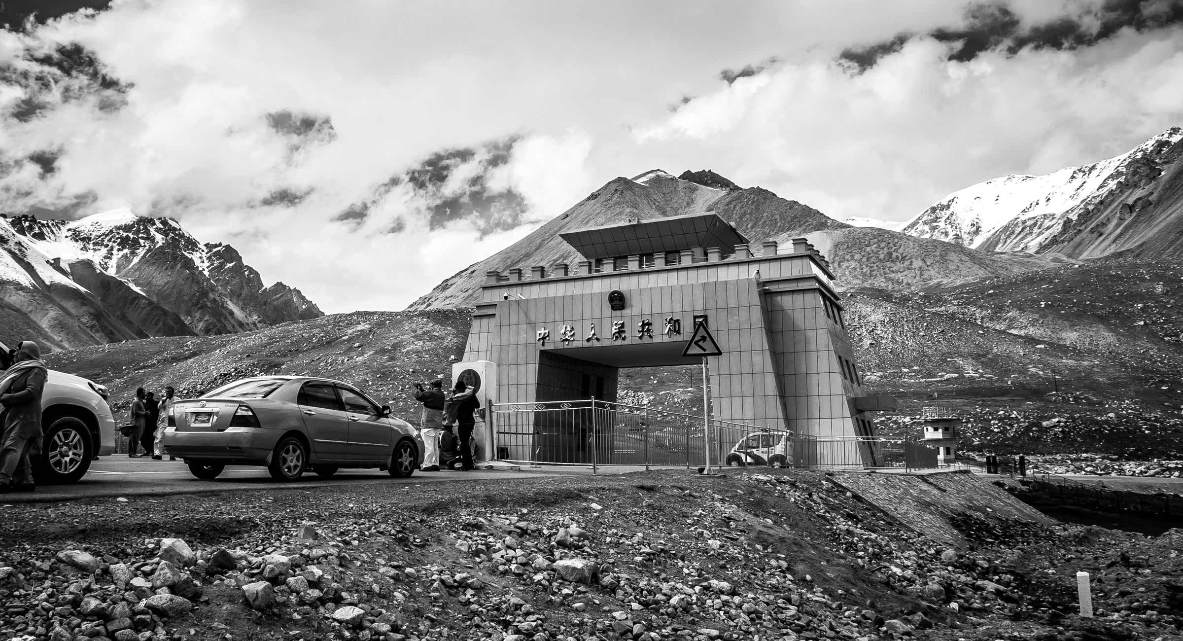 Abbildung: Schwarz-Weiss-Foto "Khunjerab Pass, Grenze zu China", Blogbeitrag "Karge Schönheit – der Norden Pakistans" – Blog: Fotografische Exkursionen