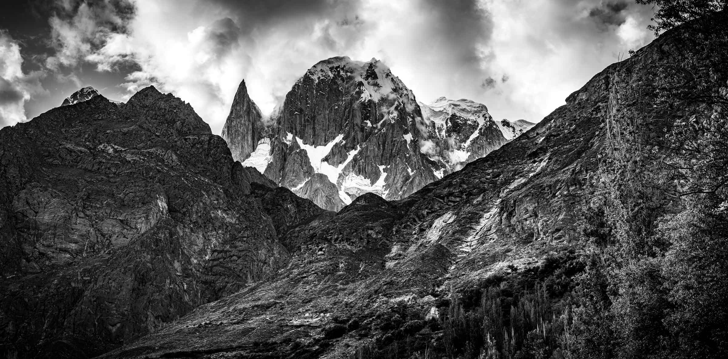 Abbildung: Schwarz-Weiss-Foto "Lady Finger, Hunza Valley", Blogbeitrag "Karge Schönheit – der Norden Pakistans" – Blog: Fotografische Exkursionen