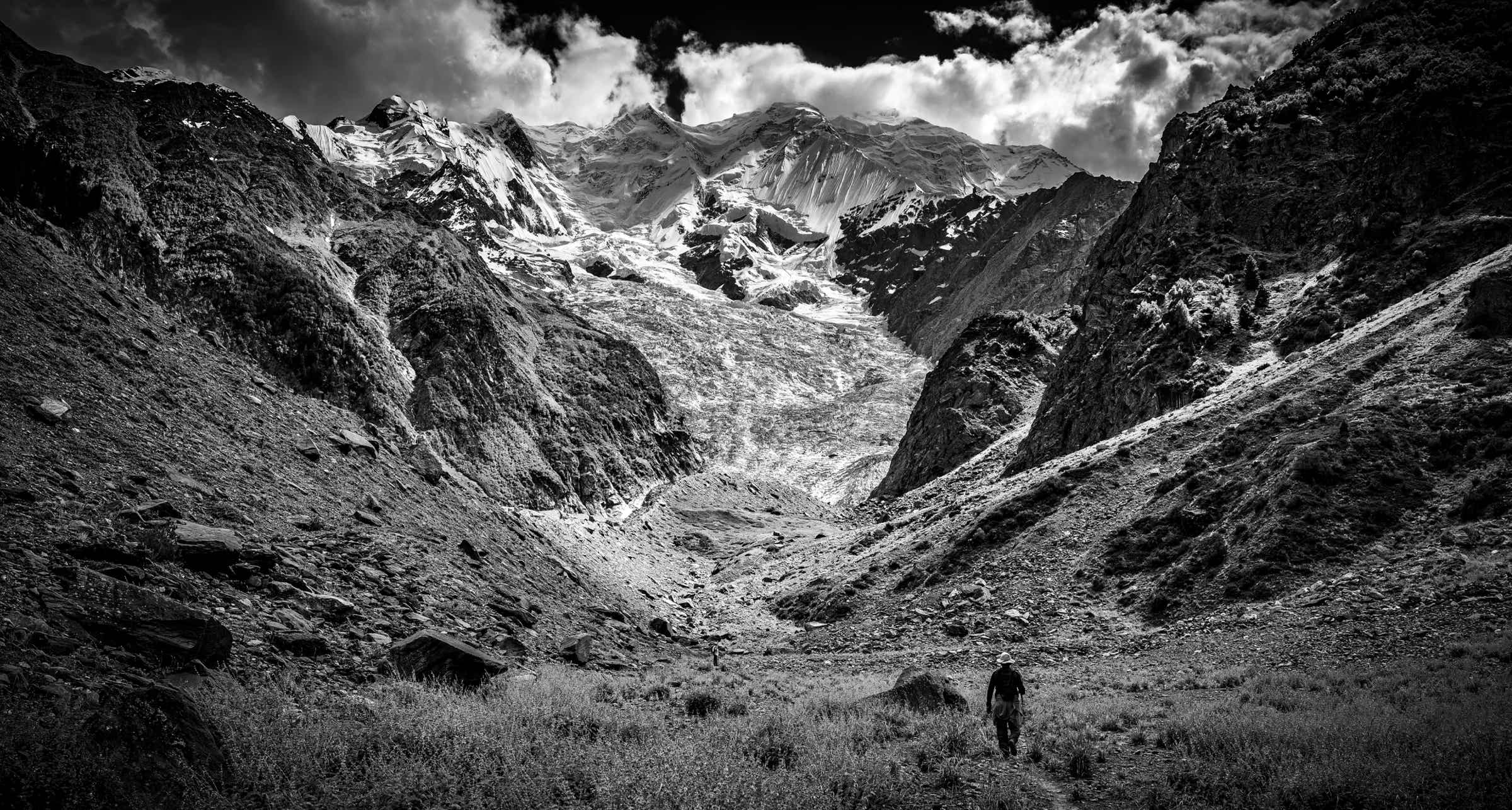 Abbildung: Schwarz-Weiss-Foto "Am Fuße des Rakaposhi", Blogbeitrag "Karge Schönheit – der Norden Pakistans" – Blog: Fotografische Exkursionen