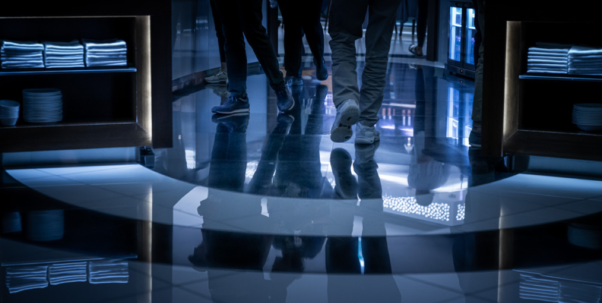 Abbildung: Foto Beine gespiegelt – Blog Managing Change, Podcast "Wie Angst Teams und Organisationen hemmt"– Face To Face Solutions